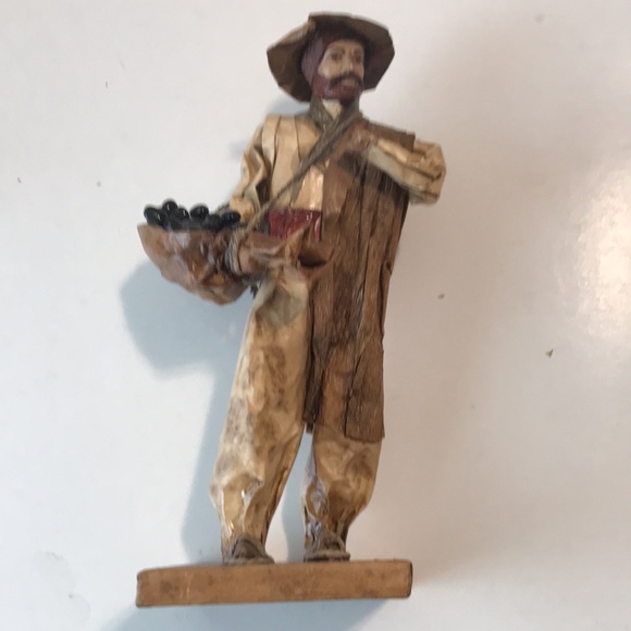 Handcrafted paper mache Costa Rican farmer bringing home days crop - Picture 12 of 12